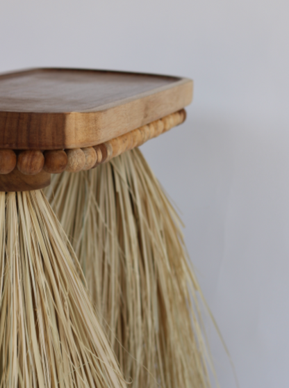 Artisanal stool inspired by sacred temples, crafted from parotta wood and palm leaves. Made in Morelia, Michoacán.